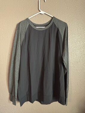 lululemon athletica Men's Long Sleeve Raglan Tee in Black and Gray